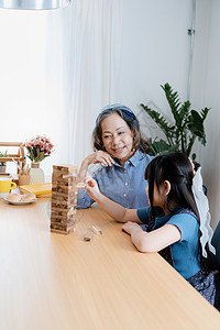 亚洲肖像 孙孙女祖母和孙女愉快地参加木块游戏拼图和提高孙辈技能的活动祖父母木头享受艺术家成人闲暇女性女孩微笑女人图片