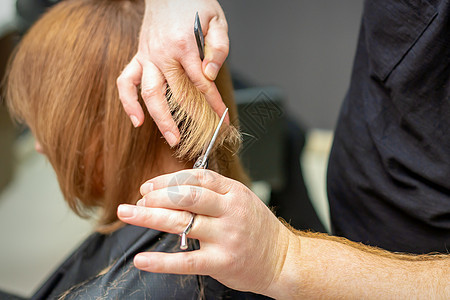 理发师剪头发给年轻女人顾客发型师女士女性服务女孩剪发发型客户理发图片