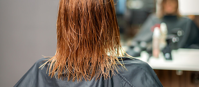 湿润长红头发的后视广告温泉理发美容师顾客客户工作室护发素沙龙梳妆台图片