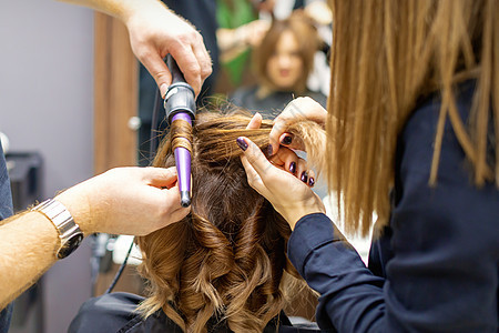 发型师用卷铁做发型卷发器工具头发卷曲顾客商业冰壶沙龙女孩工作图片
