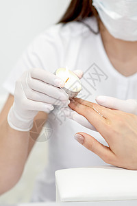 在指甲上涂蜡的修工美甲师芳香棕榈化妆品女性治愈者抛光凝胶治疗手指图片
