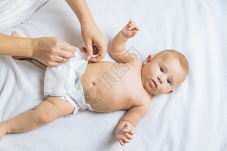 母亲换了婴儿尿布 有选择的焦点身体成人卫生儿子女性新生家庭男生孩子童年图片