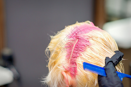 以粉色女性颜色的发色理发师染色手套服务刷子护理客户理发发型治疗图片