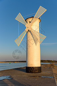 日落时Swinoujscie的官方象征灯塔海港历史性地标旅行建筑学海岸吸引力风车海洋图片