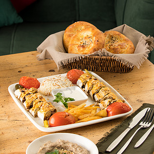 饭桌上满满了美味的盘子和一篮面包海鲜小吃桌子食物蔬菜篮子薯条午餐沙拉营养图片