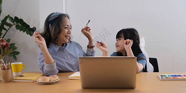 亚洲祖母和孙孙孙孙女在家里绘铅笔的幸福快乐教育女孩孩子成人家庭奶奶女士幼儿园孙子乐趣图片