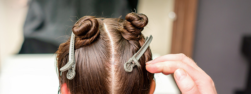 年轻女性头发的毛发剪短片工作理发师工作室服务别针沙龙发型商业顾客发型设计图片