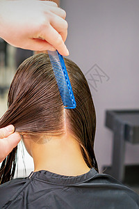 女发员手把女人的头发分开女士发型设计发型美容师客户服务理发职业造型师沙龙图片