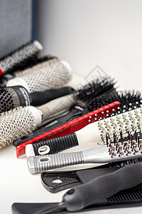 不同的梳子和梳子服务冰壶女性美容师塑料店铺沙龙收藏理发理发师图片
