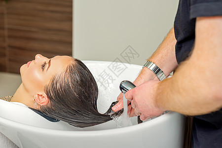 理发师清洗女人的头发职业发型师理发服务商业女性女孩漂洗顾客客厅图片