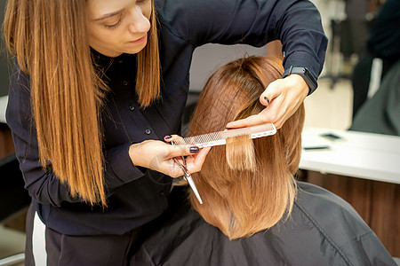 理发师剪头发给年轻女人女孩工人剪刀职业工具发型师造型师服务沙龙女性图片