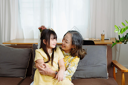 亚洲肖像 外祖母和孙女从事休闲活动和拥抱 以显示彼此的爱和关爱 照片来自Asia快乐女孩笔记本女人幸福退休女士成人女性祖母图片