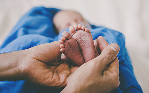 新生儿婴儿脚在父亲的手中 有选择地集中精神感情生活新生男人横幅手指皮肤柔软度拇指孩子图片