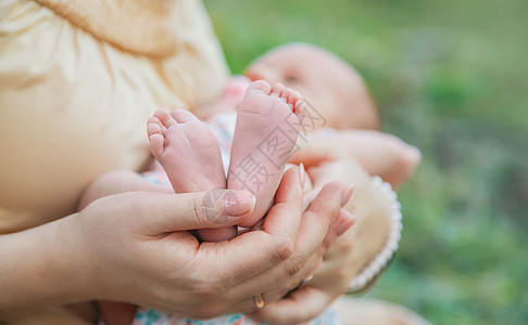 新生儿脚在母亲的手中 有选择地集中精神手指身体父亲安全家庭婴儿压痛棕榈童年横幅图片