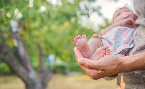 新生儿脚在父亲的手中 有选择地集中注意力家庭横幅手指孩子身体爸爸女孩童年母亲父母图片