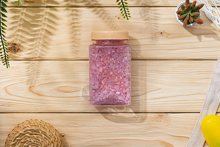 粉红石英沙子在木制背景上的愈合浴盐配饰洗澡瓶子矿物产品木头身体卫生优雅浴室图片