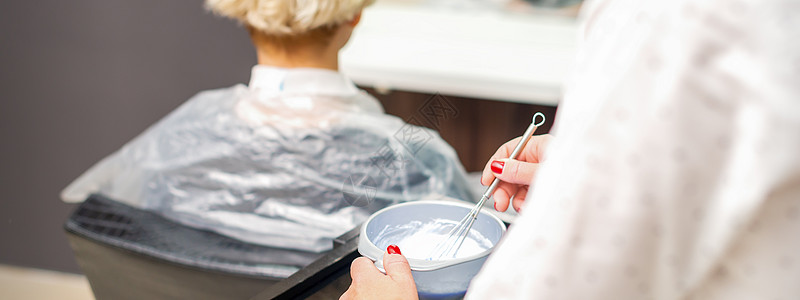 理发师正在集装箱内准备染色剂美容师工作造型师染料美容成人头发样本发型治疗图片