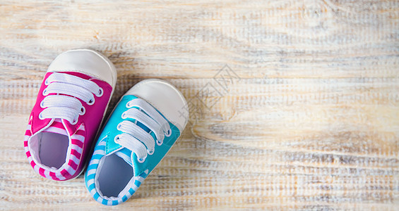 轻背景的婴儿靴和配件 有选择的焦点 自然健身房蓝色横幅童年孩子鞋带衣服赛跑者女孩运动鞋图片