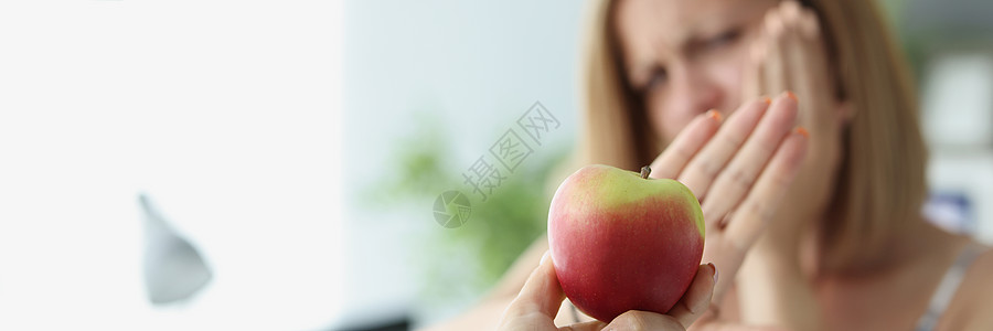 金发女人因为牙疼不吃苹果的牙齿痛图片
