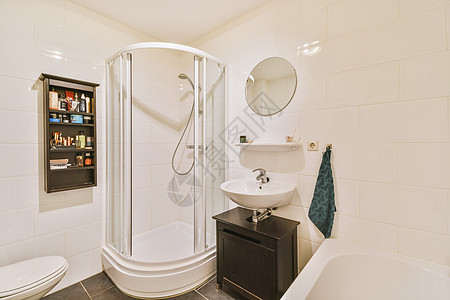 内有带浴浴缸的小厕所陶瓷制品镜子家具玻璃淋浴白色洗澡卫生建筑学图片