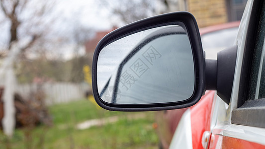 左侧的黑色塑料后视镜在一辆白色汽车上 驾驶员一侧有外侧视镜 可电调节和加热图片