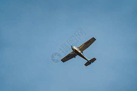 日落时蓝天背景下的轻型引擎飞机情况速度乘客空气客机货物喷射假期运输翅膀蓝色图片