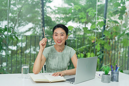 亚洲商业女青年 手持笔记和思考电脑手提笔以获得想法和要求的亚洲女商务人士报告人士经理公司工人企业家商务女性桌子战略图片