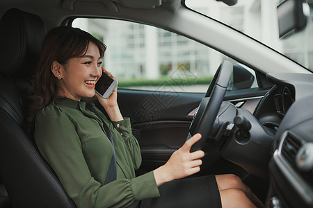 坐在车里打电话的年轻女人图片