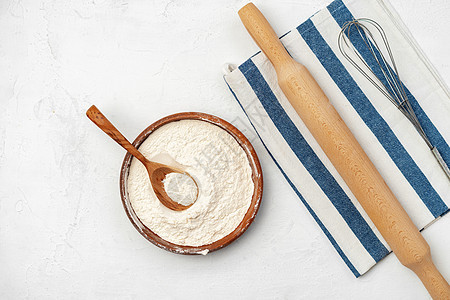 白色背景的木勺面粉锅面粉产品糕点小麦淀粉麸质勺子面包粉末食谱食物图片