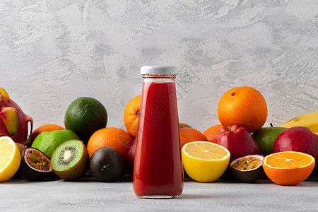 各种水果和新鲜果汁 在灰色背景的瓶子中香蕉菠萝奇异果饮食排毒橙子饮料食物活力柠檬图片