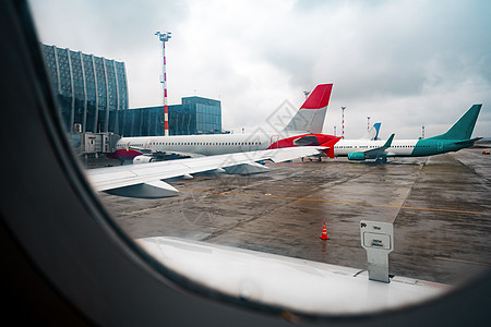 飞行时通过飞机窗口查看 A窗户航班旅行天线翅膀假期气氛灰色天空运输图片