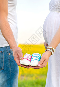 怀孕妇女和男人有婴儿鞋 有选择的焦点幸福成人孩子妻子横幅男生父亲生活母性丈夫图片