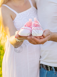 怀孕妇女和男人有婴儿鞋 有选择的焦点幸福女性家庭妻子父亲腹部男生丈夫女士夫妻图片