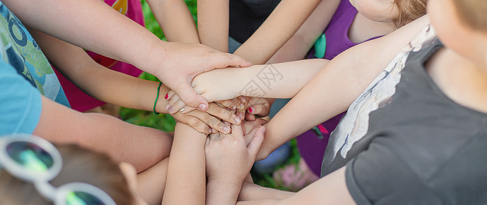 儿童手放在一起 街头游戏 有选择的焦点童年女孩社会朋友朋友们孩子们奖学金多样性团体友谊图片