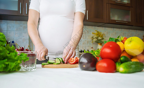 孕妇吃蔬菜和水果 有选择性地集中注意力母性饮食女孩母亲肚子婴儿女性腹部怀孕女士图片