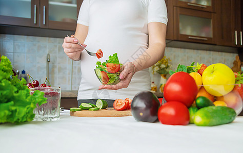 孕妇吃蔬菜和水果 有选择性地集中注意力肚子沙拉母性怀孕饮食婴儿女性母亲厨房素食主义者图片