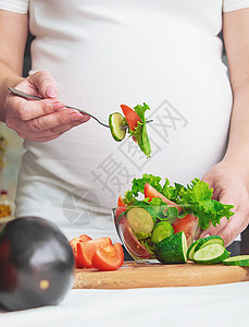 孕妇吃蔬菜和水果 有选择性地集中注意力营养横幅母亲饮食厨房女孩成人怀孕父母沙拉图片