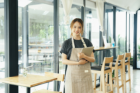 在咖啡店咖啡馆工作的年轻商业主 有订购单的商务员工微笑快乐成功中小企业幸福技术售货员服务图片