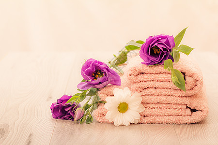堆叠在木板上花朵的软毛巾纺织品折叠玫瑰材料桌子治疗浴室洗衣店卫生身体图片