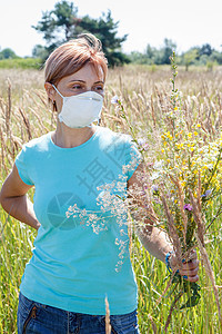 戴保护面罩的妇女持有野花花花束女士季节过敏季节性发烧公园女孩喷嚏干草鼻子图片