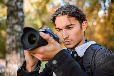 年轻男性摄影摄影师拍照性质图片