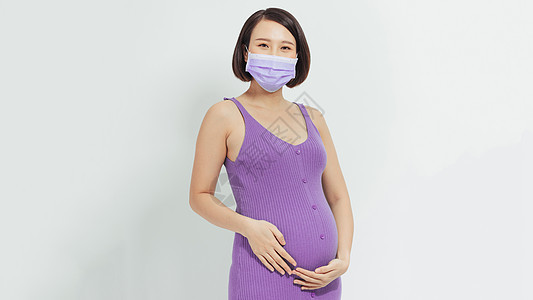 亚洲怀孕妇女戴面罩 带着肚子 看着照相机 孤立在白色背景上 共食19概念女士呼吸婴儿疾病女性发烧流感感染面具图片