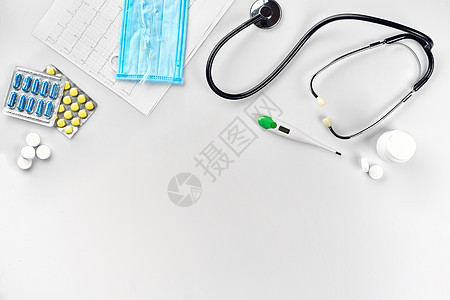 医疗设备 药丸 面罩 温度计和白色背景的听诊器 最高视图图片