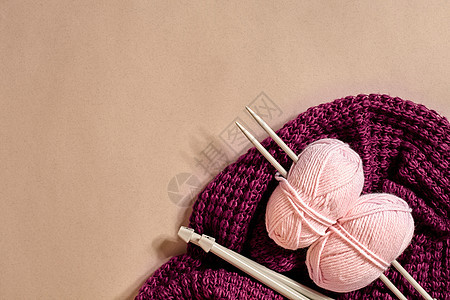 两个粉红色编织丝线球 针头和紫色编织的顶端视野针织细绳织物羊毛棉布爱好别针蕾丝工具材料图片