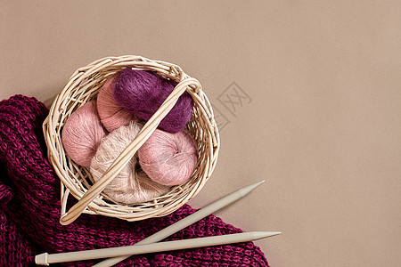 羊毛线球和针织针球 斯堪的纳维亚风格 篮子内编织线纤维钩针纺织品爱好紫丁香棉布格子毛线桌子织物图片
