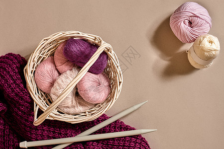 羊毛线球和针织针球 斯堪的纳维亚风格 篮子内编织线棉布材料工艺钩针灯丝毛线紫丁香织物针织质地图片