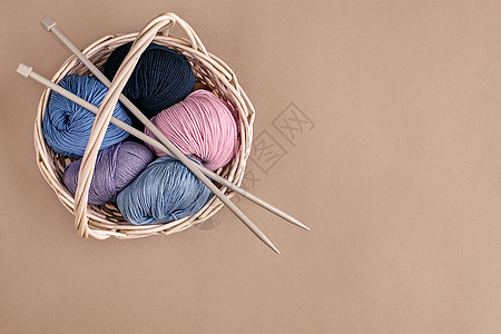 篮子中不同彩色线条 有编织针头毛线棉布手工材料手工业羊毛配饰织物针线活纤维图片