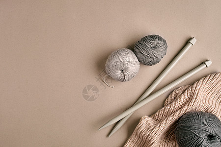 由一件灰色纱线毛衣和针织特写的线针织而成 编织作为一种爱好 针织配件衣服材料纺织品工艺灰纱针线活产品手工羊毛服饰图片