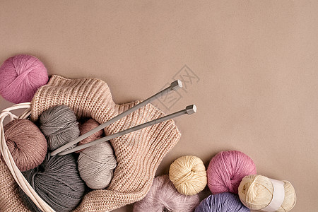 篮子中不同彩色线条 有编织针头材料手工业针线活纤维手工质地织物爱好棉布风格图片