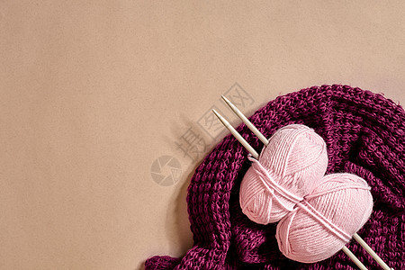 两个粉红色编织丝线球 针头和紫色编织的顶端视野材料配件羊毛过滤织物蕾丝手工钩针别针棉布图片